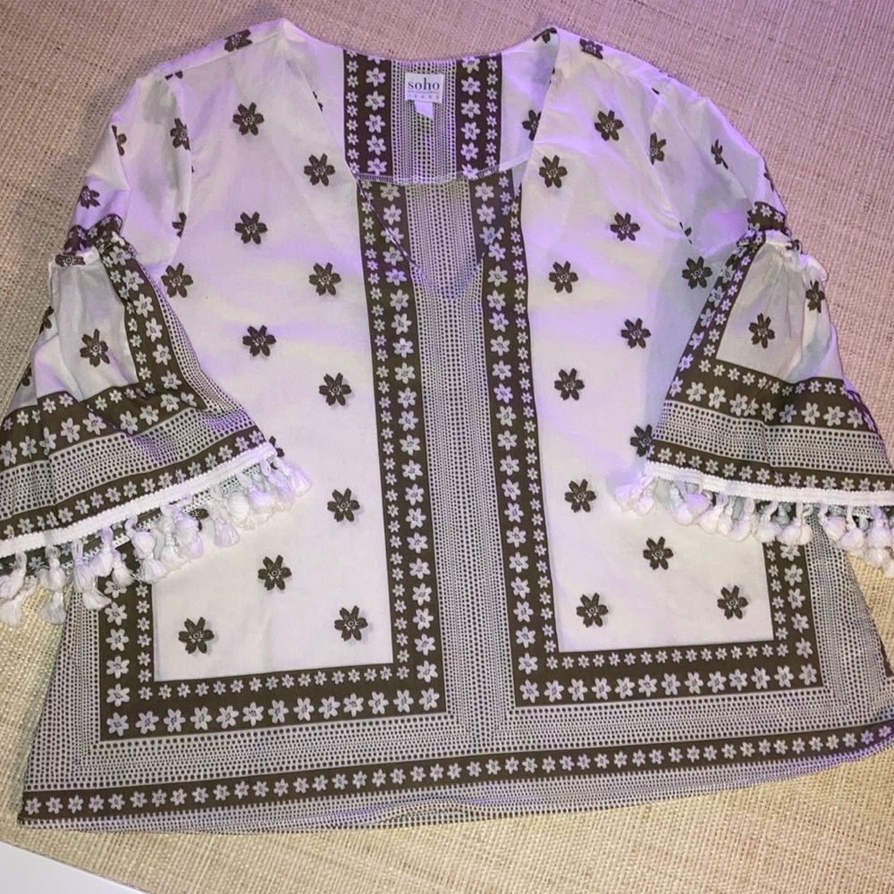 SOHO New York & Company V-neck blouse Sz L